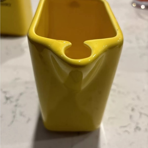 Curry Sark vintage yellow Whiskey pitcher no chips or breaks. - Picture 4 of 5